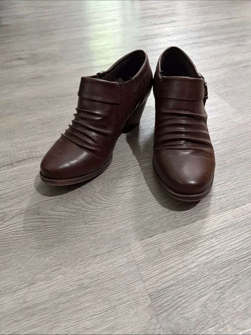 Baretraps Rowen Brown Ankle Booties - Classic Ruched Design Sz 7. EUC worn once